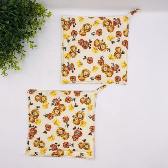 Set of 2 Square Potholders Neutral Creams Strawflowers Cottage Baking Set 7x7 - Picture 4 of 5